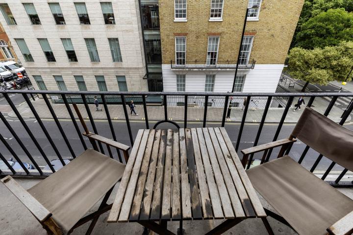 Three double bedrooms, two bathrooms, high ceilings and a spacious lounge. Melcombe Court, Dorset Square, Baker Street